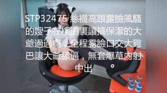 韩国公共浴室更衣间门口真实偷拍丰满美眉动作有点滑稽