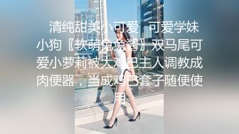 很纯情的妻子，内心却是有点骚，夫妻俩打开房门露出，电梯门突然开了 叮咚，骚穴还被猛扣，扣逼水声响响的 ！