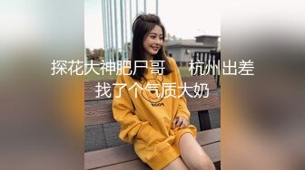 露脸很骚的大屁股人妻少妇，黑丝高跟诱惑舔鸡巴舔蛋，撅着屁股让大哥玩逼，床上主动上位求插，浪叫呻吟不止