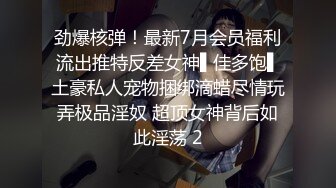 可爱女友跟土豪大哥出来玩车震，露脸乖巧的舔弄鸡巴还用跳蛋自慰骚穴，直接后入让狼友看特写，大鸡巴爆草