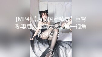 变态偷拍牛人闯入女厕手持拍摄美女们尿尿,还猛闻女神换下来的卫生护垫,说真香,最后用来撸一发