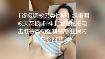 红衣服小姐姐不知道是拍她B 好奇的低下头看 还问找什么呢