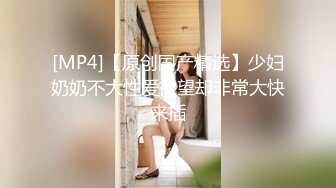 黑框眼镜短发御姐美少妇,性感白色小吊带根本遮不住大奶子,内内壹脱已湿透