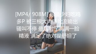 妖艳人妻露脸激情4P伺候三个大鸡巴，肚兜情趣高跟诱惑享受三个大鸡巴的蹂躏爆草，无套草穴内射中出口爆大屌