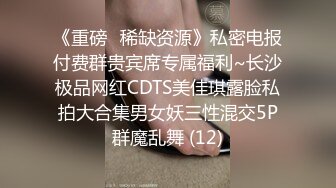 淫妻的刺激就是在自己家里把老婆贡献给三个陌生的体育生单男干，已经完全被操成他们的性奴啦。玩遍每一个地方。