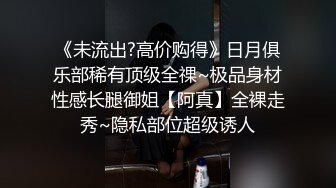 专找丶阿姨玩两小伙3P肉肉熟女，拨开内裤揉搓口交，跪在沙发上后入大屁股，上位骑乘抬腿侧入