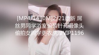 奶子都甩飞了的小骚货跟小哥激情啪啪大秀直播诱惑狼友，后入爆草骚臀激情上位玩弄骚奶子，道具抽插淫水湿透