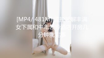 哺乳期短发风骚美少妇，两个大奶子涨奶