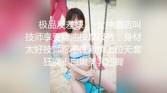 花裙性感美少妇和家人逛公园看长相就是骚骚的薄丝花边天蓝透明内裤包裹肉臀很诱惑