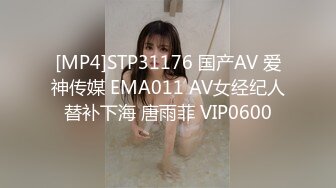 溜进女厕竟然发现一个少妇在冲凉 这下爽了