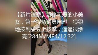 隔板下多角度拍摄 玩手机的酒店服务员 正跟老公聊微信 不知被人拍了黑逼