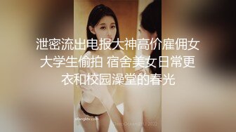 偷拍牛人晚上潜伏在别人家浴室窗外全景偷拍两个美女洗澡一个少妇一个年轻妹子颜值都不错很有撸点