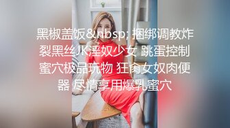 漂亮美女 躺着玩手机 胖子想操逼了 掰开腿就啃上了 一顿猛怼 妮子这下也被操爽了