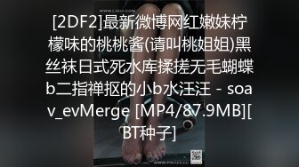 疼得身体直高潮，小学妹被滴蜡性虐，十分享受，这表情疯狂噢！