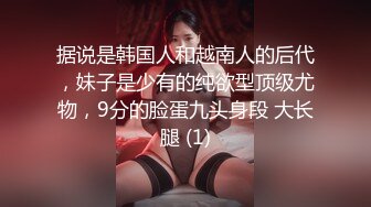 大胆牛人尾随偷拍回家的性感连衣短裙高跟长腿美艳少妇在她儿子面前将手机直接塞裙底开电筒拍非常刺激