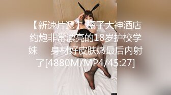 商城跟随抄底JK制服美女开档黑丝居然没穿内内❤️还是稀毛极品一线天