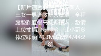 镜子前欣赏老婆