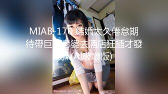 22歲騷女友故意跑到公廁，視訊玩跳蛋給男友看，突然被隔壁的聲音嚇一跳！