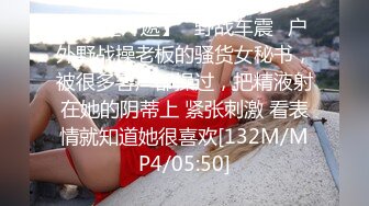 门缝偷窥有点尿急的白虎女同事洗澡一边站着尿一边洗澡~1