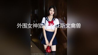 美女一路小跑急着上厕所 快憋不住了