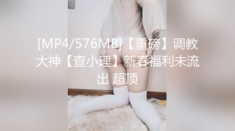 商场抄底美女穿着透明内裤被男友伸进裙子摸屁股