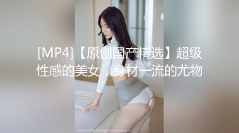 【搞沐足按摩女】大叔按摩店找乐子，打飞机摸奶子，欲火焚身扑上去开始亲，后入啪啪干骚逼释放