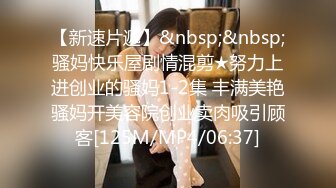 商场女厕全景偷拍两个美女的肥鲍鱼卧槽，无意中发现还有一个小伙也在趴下看美女的B_0