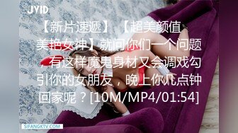 [MP4/1.46G]【无水印精选】极品眼镜反差婊淫荡人妻的绿帽老公找了两个单身猛男草媳妇自己在一旁拍摄