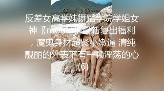 少妇的干女儿在客厅写作业，强势射到女人背上