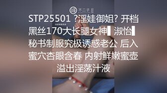 【极品厕拍】用小刀把门挖开一个小洞偷拍合租房3个妹子上厕所 (2 