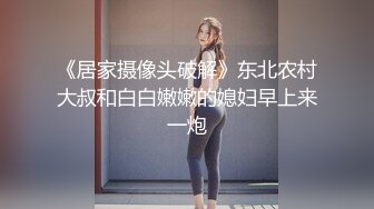 某收费论坛流出小哥潜入工厂宿舍女厕手持俯视偷拍女同事尿尿