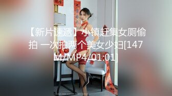 良家人妻，闷骚的一面，穿丝袜掰开大屁股，悄悄打开门，楼梯下楼溜达，好怕被邻居发现呀！