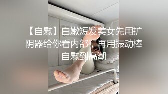 长卷发轻熟女红色睡衣性感红色丝袜丰满翘臀，撅起屁股特写私处，水很多骚的很扣穴