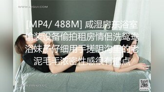 漂亮妹子胸罩被海浪拍偏乳头都跑出来还毫无察觉