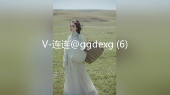 邪恶的房东暗藏摄像头偷窥两个好身材的美女洗完澡换衣服 (3)