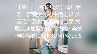 清純眼鏡娘，文文靜靜，佳人美乳，墻上掛著自己拍的藝術寫真