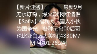 少妇黑丝情趣激情3P，让大哥按着头草嘴口交