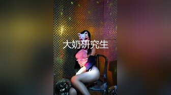 [MP4/ 1003M] 两个年轻的骚妹子露脸伺候两大哥，全程露脸让大哥抱在怀里一起揉奶玩逼