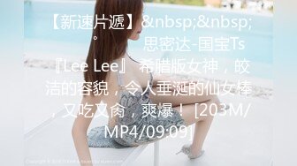 魔手外购2021十月最新流出《商城后景》美女导购员眼镜小姐姐屁眼一张一翕的就是不拉屎