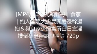 性感短发妹子瑶瑶自己玩还不够，只好寻炮友来解渴