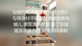 一阵风吹过白色连衣裙女大学生的裙子,发现她好像没穿内裤,跟拍了一条街,果然没穿内裤