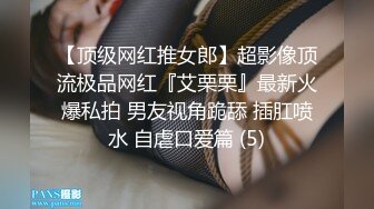 漂亮眼睛微毛肥穴口罩妹子露逼诱惑，黑色网袜拨开丁字裤拉扯，近距离特写掰穴翘起双腿，诱人嫩穴看着非常诱人