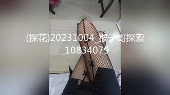 沙发上享受性感红丝情趣套装骚妹纸的肉体